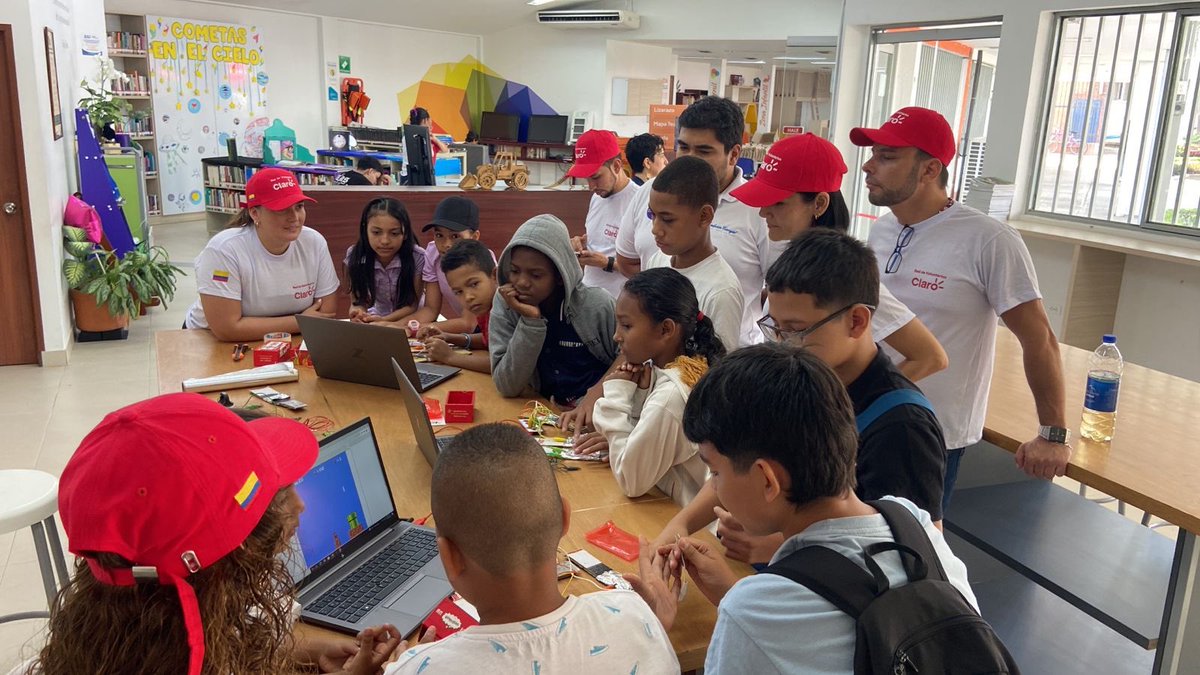 Andesco1's tweet photo. #CreandoProgreso | Teniendo en cuenta las estrategias de sostenibilidad de la compañía, @ClaroColombia anunció que por medio de sus proyectos ha logrado beneficiar a 840 mil mujeres con conectividad, acceso a la tecnología e inclusión laboral y social.
Esto se evidencia con “Escuelas Conectadas Claro por Colombia”, que ha llegado a 27 departamentos del país y entregado internet gratuito a 208 instituciones educativas, en las cuales 130 mil de los cerca de 300 mil estudiantes que se benefician de esta iniciativa son niñas y adolescentes.
Además, desde la “Red de Voluntarios de Claro” y la alianza con Inspiring Girls, se han realizado sesiones de capacitación y empoderamiento femenino con más de 200 estudiantes en el país.
Del mismo modo, desde hace cinco años se implementa la Ruta de Inclusión Laboral y Social, en la que personas en situación de vulnerabilidad acceden a un empleo formal y donde cerca de 772 mujeres madres cabeza de hogar, migrantes, binacionales y retornadas son las que hoy hacen parte del programa.