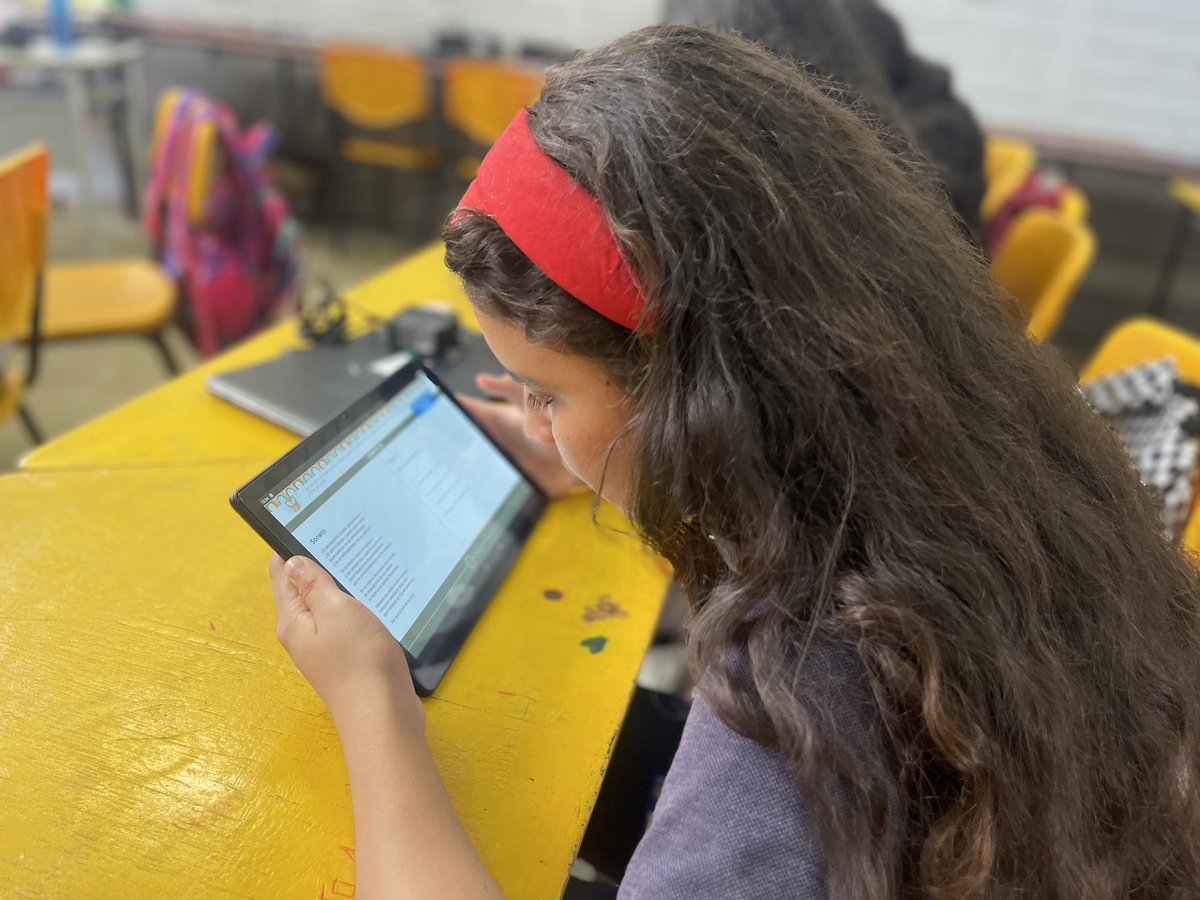 Andesco1's tweet photo. #CreandoProgreso | Teniendo en cuenta las estrategias de sostenibilidad de la compañía, @ClaroColombia anunció que por medio de sus proyectos ha logrado beneficiar a 840 mil mujeres con conectividad, acceso a la tecnología e inclusión laboral y social.
Esto se evidencia con “Escuelas Conectadas Claro por Colombia”, que ha llegado a 27 departamentos del país y entregado internet gratuito a 208 instituciones educativas, en las cuales 130 mil de los cerca de 300 mil estudiantes que se benefician de esta iniciativa son niñas y adolescentes.
Además, desde la “Red de Voluntarios de Claro” y la alianza con Inspiring Girls, se han realizado sesiones de capacitación y empoderamiento femenino con más de 200 estudiantes en el país.
Del mismo modo, desde hace cinco años se implementa la Ruta de Inclusión Laboral y Social, en la que personas en situación de vulnerabilidad acceden a un empleo formal y donde cerca de 772 mujeres madres cabeza de hogar, migrantes, binacionales y retornadas son las que hoy hacen parte del programa.
