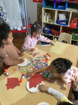 Today our friends were invited to find circles (gum) to add to the gumball machine. Afterwards, they stamped letters on their paper.
#playfuldiscoveriesii #playfuldiscoveries #groupfamilydaycare #daycare #nycpreschool #earlylearning #sorting #grouping #counting #gumball #kidsart