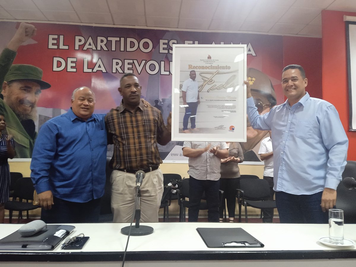 Se aprobó en este pleno la liberación del querido compañero <a href="/WalterNoris/">Walter Simon Noris</a>, al frente de la esfera Político-Ideológica en el Buró Provincial <a href="/PartidoPCC/">Partido Comunista de Cuba</a>, responsabilidad asumida en lo adelante por Roberto Conde. Para ambos, nuestro reconocimiento y felicitación. ¡Éxitos y adelante!