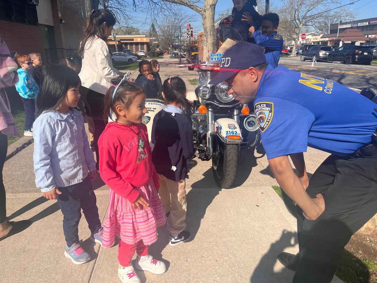 Our Immigrant Outreach Unit & @NYPD106Pct introduced Pre-K students of @PS232Q to learn about our vehicles & @NYPDHighway motorcycle. Our youth also learned the importance of stranger danger