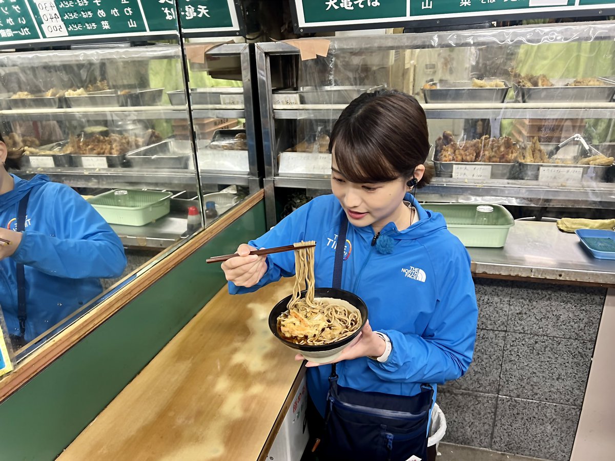 #早朝グルメ 東京・神田駅近く 天亀そばへ！ 平日は24時間営業。45年以上愛される味！ 人参天そば😋 にんじんとごぼうたっぷり！サクッと揚がり食感も楽しい！さばやかつおの出汁・塩気のきいたつゆでぱっちり目覚める👀卓上の魚粉も加えて飲み干したくなる一杯！ #朝5時55分の美味time #thetime_tbs