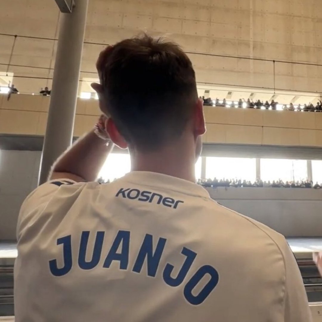 sarandongAus's tweet photo. 🌟 𝐂𝐚𝐦𝐩𝐮𝐬 | Majos/Juantin Social Media AU 🌟

Donde Juanjo, capitán del equipo de fútbol de la facultad, sufre una lesión que le deja en el banquillo tres meses,

o

Donde Martin necesita a alguien para ensayar sus textos. https://t.co/ruhrkNhivR