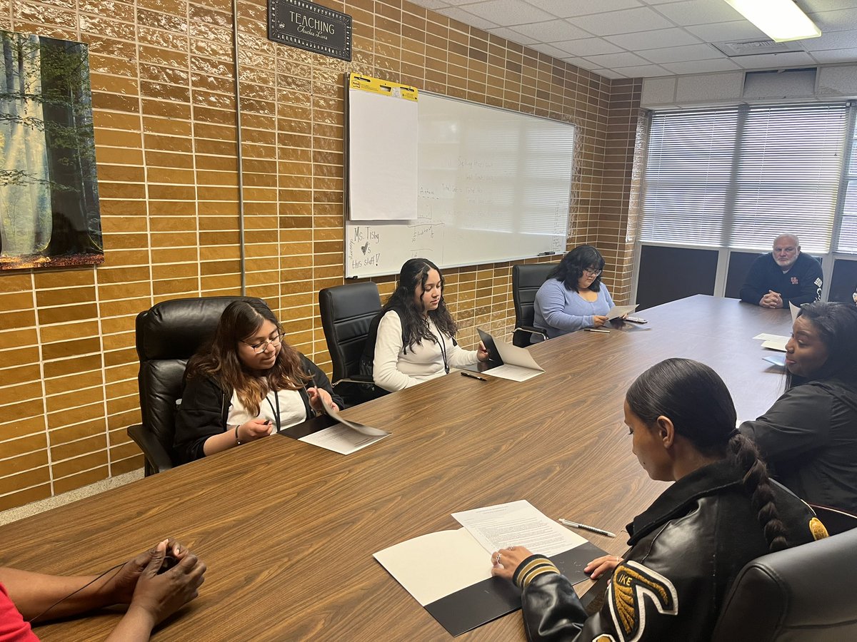 BigIkeYearbook's tweet photo. 🌟 Huge shoutout to @bolton_kesha and Ms. Felton for being incredible senior sponsors! 🙌 Your leadership truly matters, and your positivity sets the perfect example for our new senior officers. Thank you for being such positive role models! 👏 #MyAldine #LeadershipTable https://t.co/UStHacwdeW