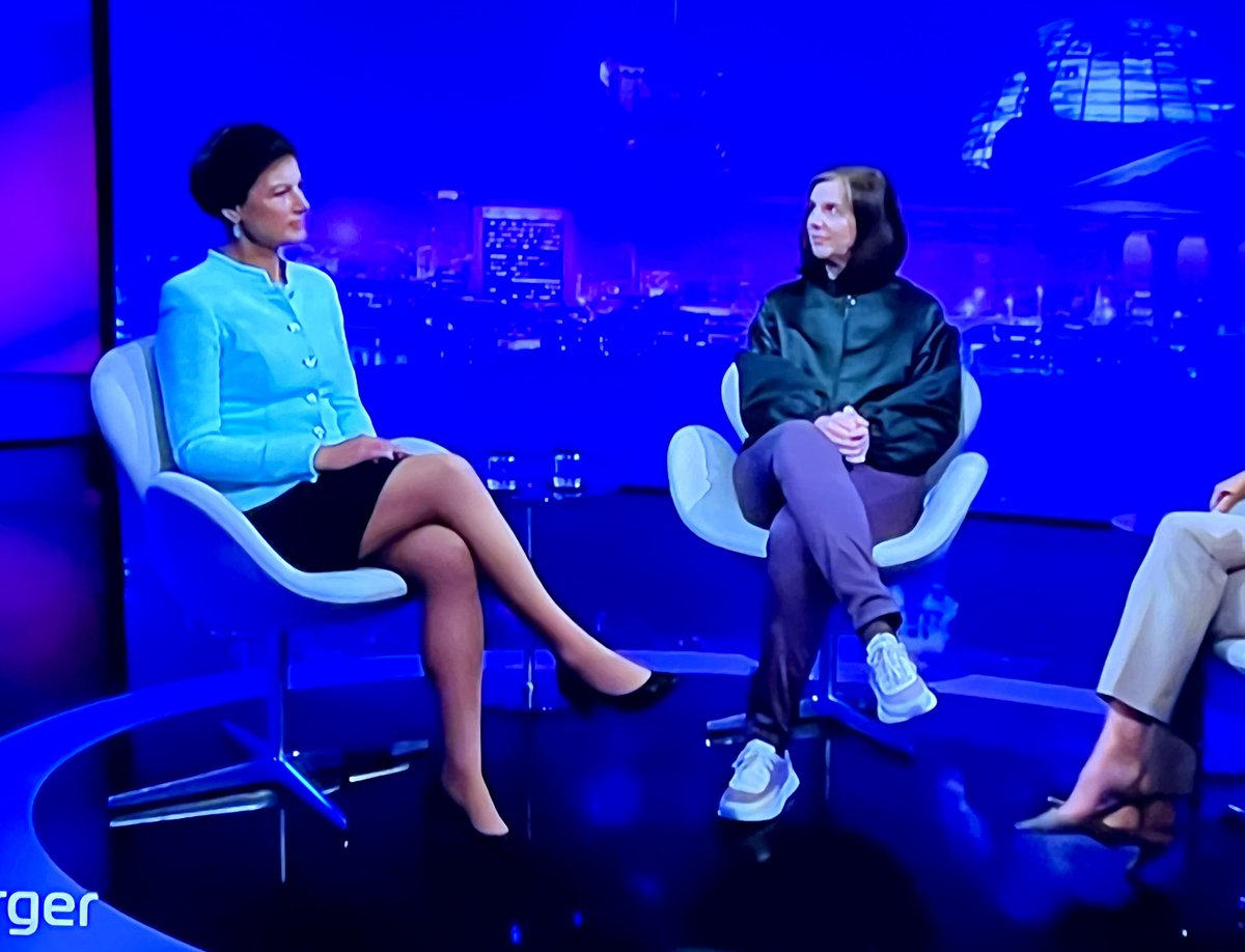 Eine ist Bundestagsvizepräsidentin. 

Ja, Kleidung macht einen Unterschied. #Maischberger