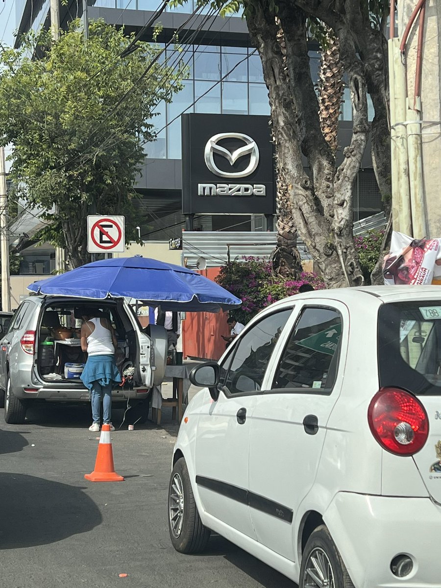 <a href="/UCS_GCDMX/">Unidad de Contacto del Secretario SSC CDMX</a>  parece que este vehículo que está estacionado en lugar prohibido mientras vende comida es intocable? Siempre está obstruyendo… <a href="/BJAlcaldia/">Alcaldía de Benito Juárez</a>