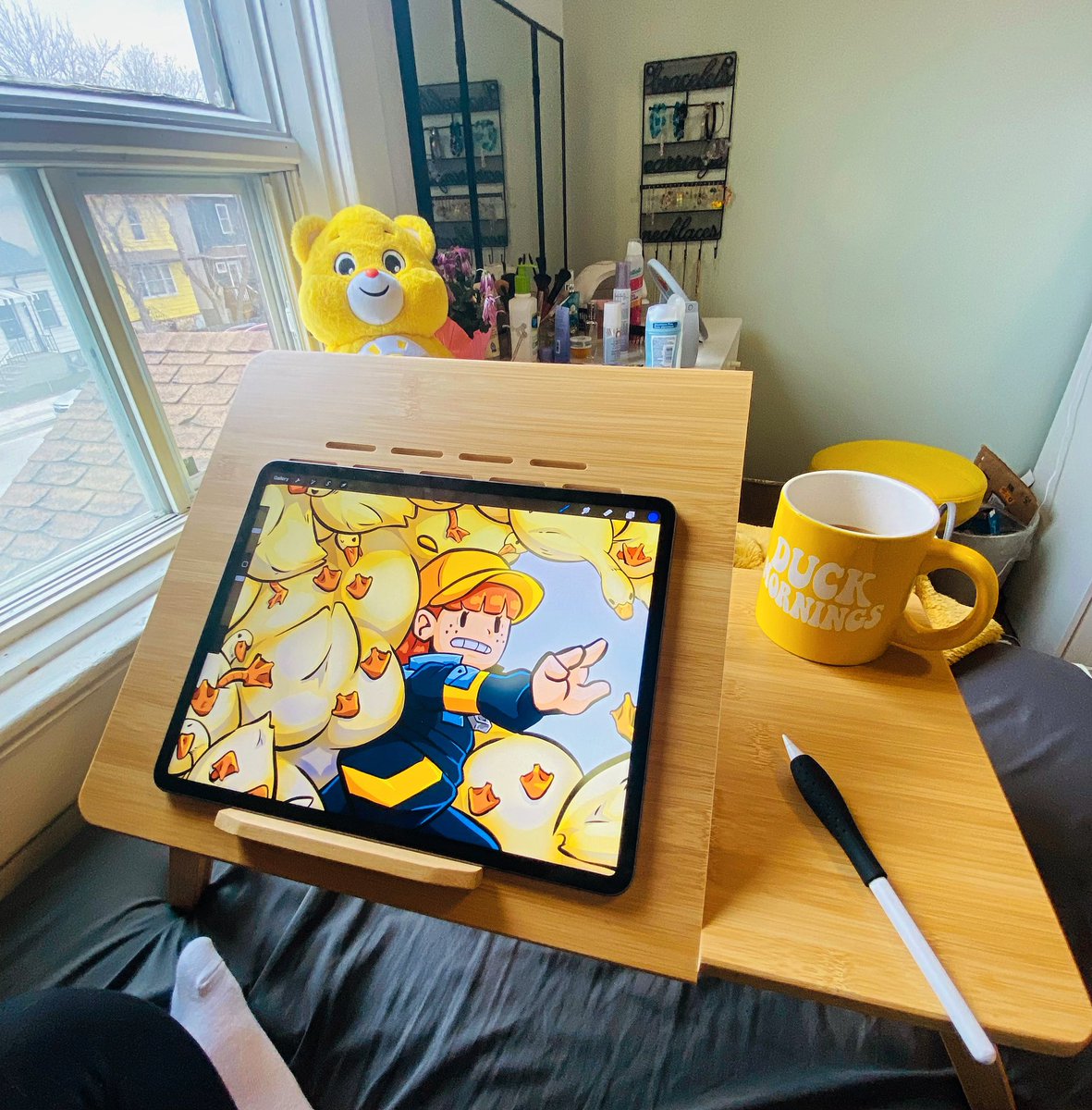 Duck_Crumbs's tweet photo. Improvements to my little art set up ๐๐โ๏ธ๐ผ๐ฅ. #artdesk #artsetup #artist https://t.co/4JblCcn4T4