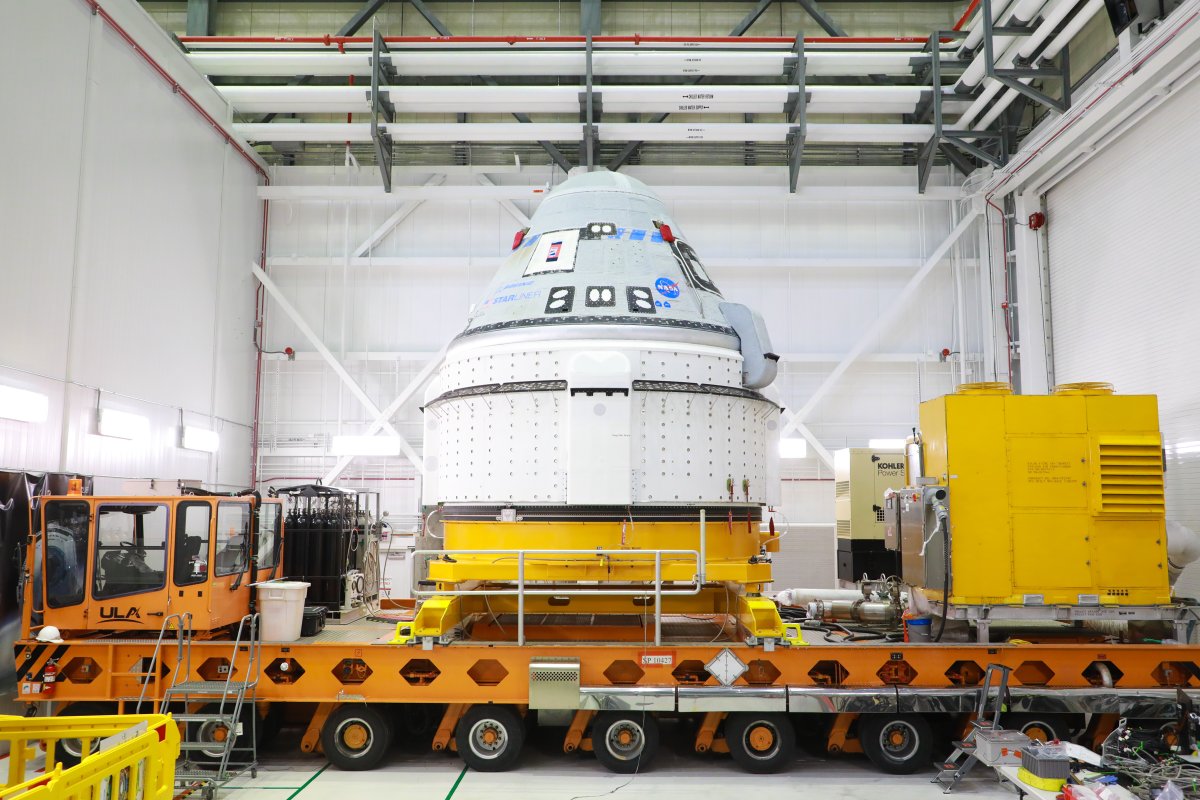 #Starliner is now loaded onto the transporter that will roll it out of our factory tomorrow, April 16. It will head to @ulalaunch's Vertical Integration Facility to be integrated with the #AtlasV rocket for the Crew Flight Test launch on May 6. More: starlinerupdates.com/starliner-roll…