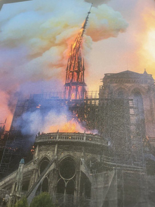 Heute vor 5 Jahren brannte Notre Dame in Paris. Jetzt live im @ZDF der Film „Notre Dame in Flammen“. Nordrhein-Westfalen hat bei Rettung der großen Fenster geholfen und sie in der Kölner Dombauhütte restauriert. Mehr in unserem Buch „Zurück im Herzen Europas“ (Greven-Verlag) 🇩🇪🇫🇷