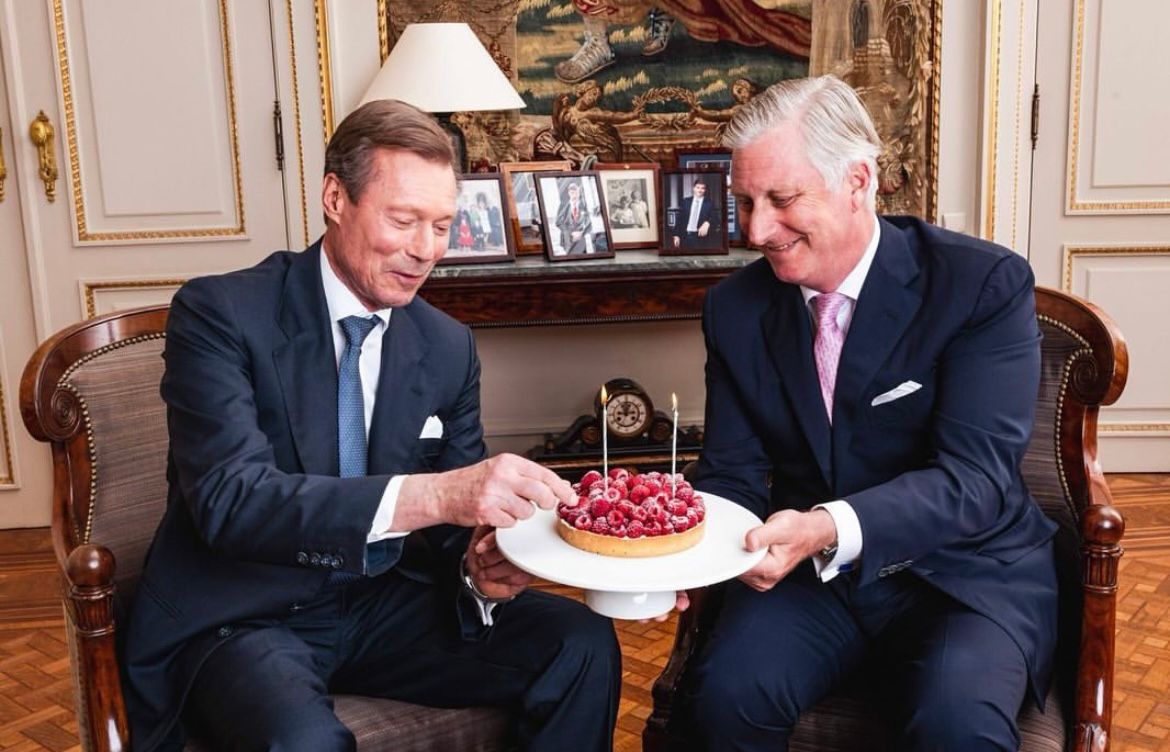 BelgicaMEX's tweet photo. 🎉 ¡Feliz 64 cumpleaños a Su Majestad el Rey Felipe de Bélgica y mañana a Su Alteza Real el Gran Duque Enrique de Luxemburgo! ¿Sabías que a veces Bélgica representa a Luxemburgo en lugares sin embajada? 🇧🇪🇱🇺 ¡Eso merece un pastel compartido! #RoyalBirthdays 🎈
📸Bas Bogaerts https://t.co/dFedFps6hm