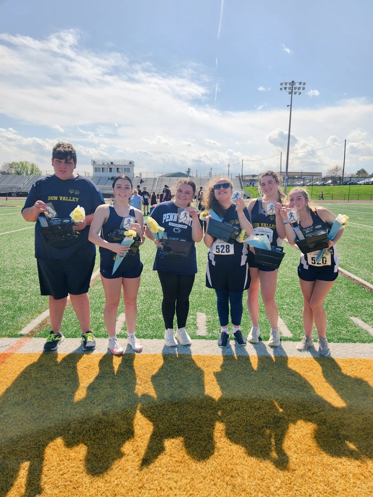 MsScarcelli1206's tweet photo. Great home meet, today we celebrated our amazing seniors and competed against Haverford and Avon Grove! 
Thank you to everyone who came out to support Unified 💙💛 
@svvanguards @SunValleyTF23 @Ms_LehmanSVHS https://t.co/Tja4akzd3f