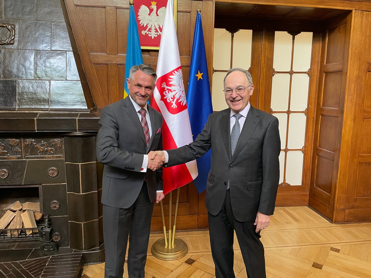 Sehr netter Antrittsbesuch in der 🇵🇱Botschaft des neuen 🇪🇸Botschafters in 🇩🇪Deutschland Pascual Navarro. Es wurde über bilaterale 🇵🇱-🇪🇸 Zusammenarbeit, Migration und Energiefragen gesprochen. Auch die 🇪🇺Politik gegenüber der 🇺🇦Ukraine war Thema des Treffens.