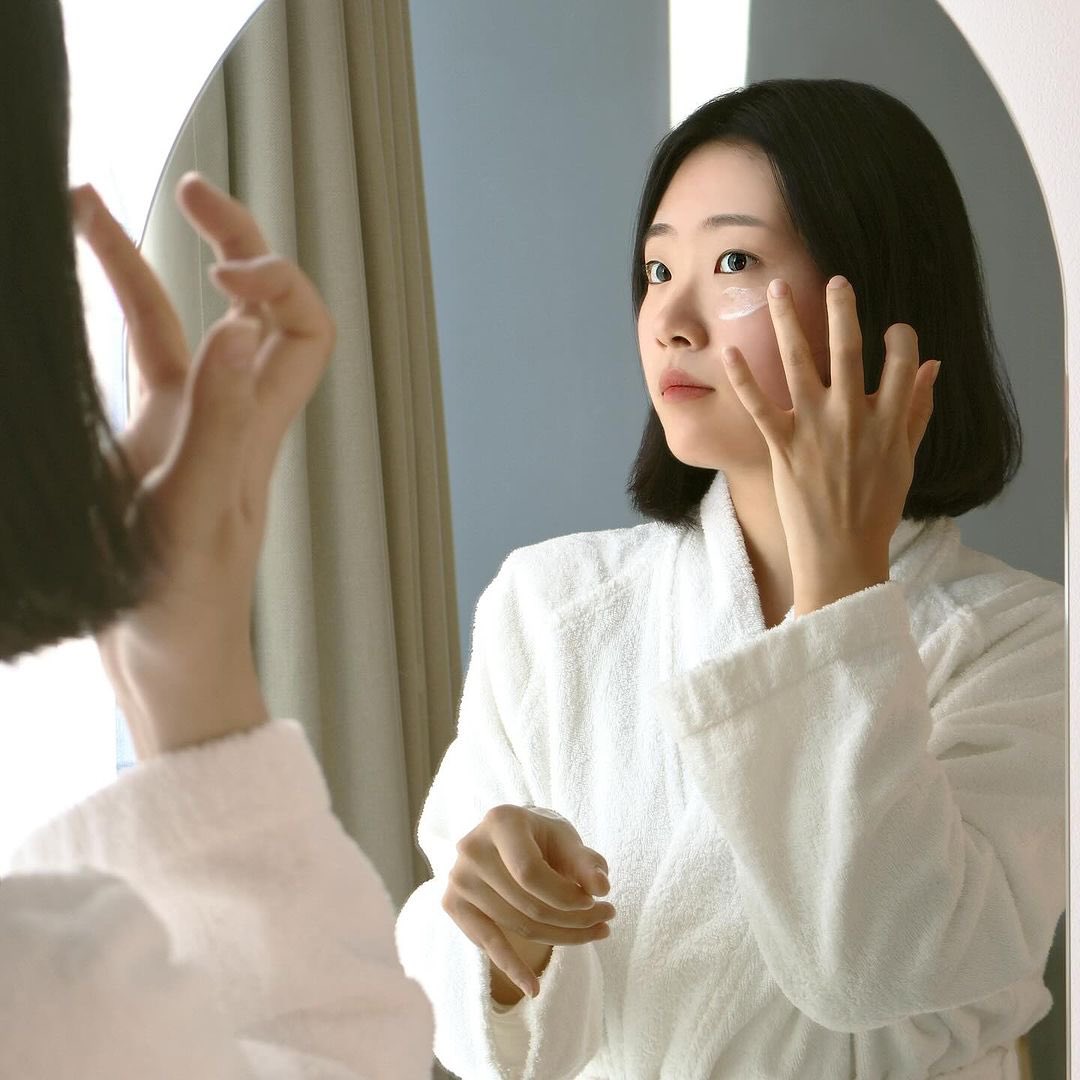 TheFaceShop_ksa's tweet photo. احمي بشرتك من مضاعفات جفاف الصيف 🧖🏼‍♀️

مع كريم ذا ثيربي لترطيب البشرة المزدوج 🇰🇷

متوفر في جميع فروع ذا فيس شوب 

#جفاف_البشرة #بشرة_جافة_حساسة #ترطيب_البشرة #شد_الوجه #تجاعيد_الوجه https://t.co/K5f48UjMyH