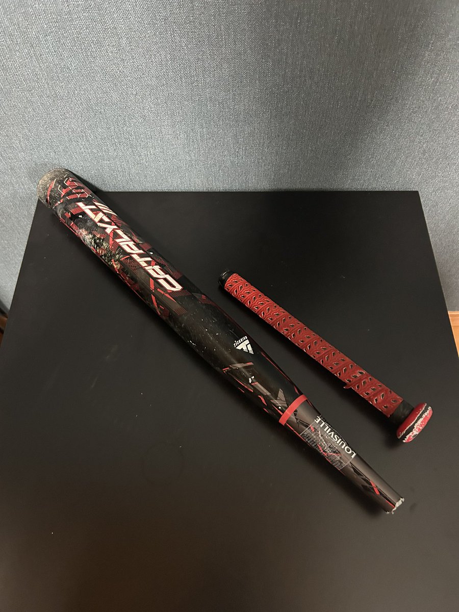 hirokipgw's tweet photo. こんな折れ方ある？🥲
@sluggerFP 
@sluggernation https://t.co/c6H87LZoMg
