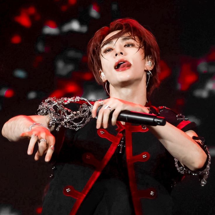 hnvj01's tweet photo. OS #hyunlix 🔞

—Hjn visualiza a cierto chico entre el público de su concierto y se encapricha con tenerlo solo para él, y usar sus gemidos como inspiración.

—Flx es arrastrado a los camerinos de su cantante favorito en medio del descanso en pleno show, cumpliendo así su sueño https://t.co/iYbsWJuiBO