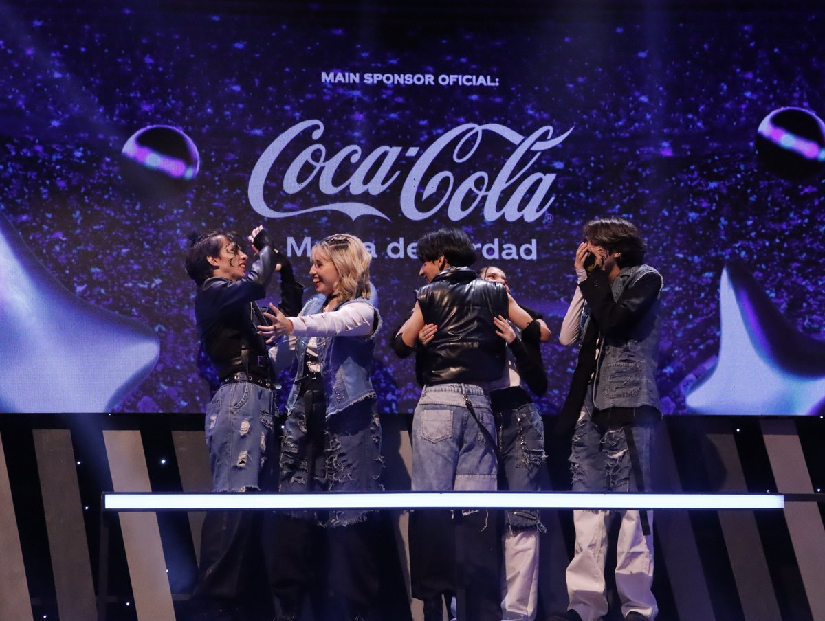 Telefuturo's tweet photo. 🤯 ¡Ha llegado el momento crucial!
👏🏼 Los teams que se preparan para la gran FINAL son... #1VISION y #KLAAS
⚡ #KwaveKpopChallenge @CocaCola_Py https://t.co/U54rcScx31