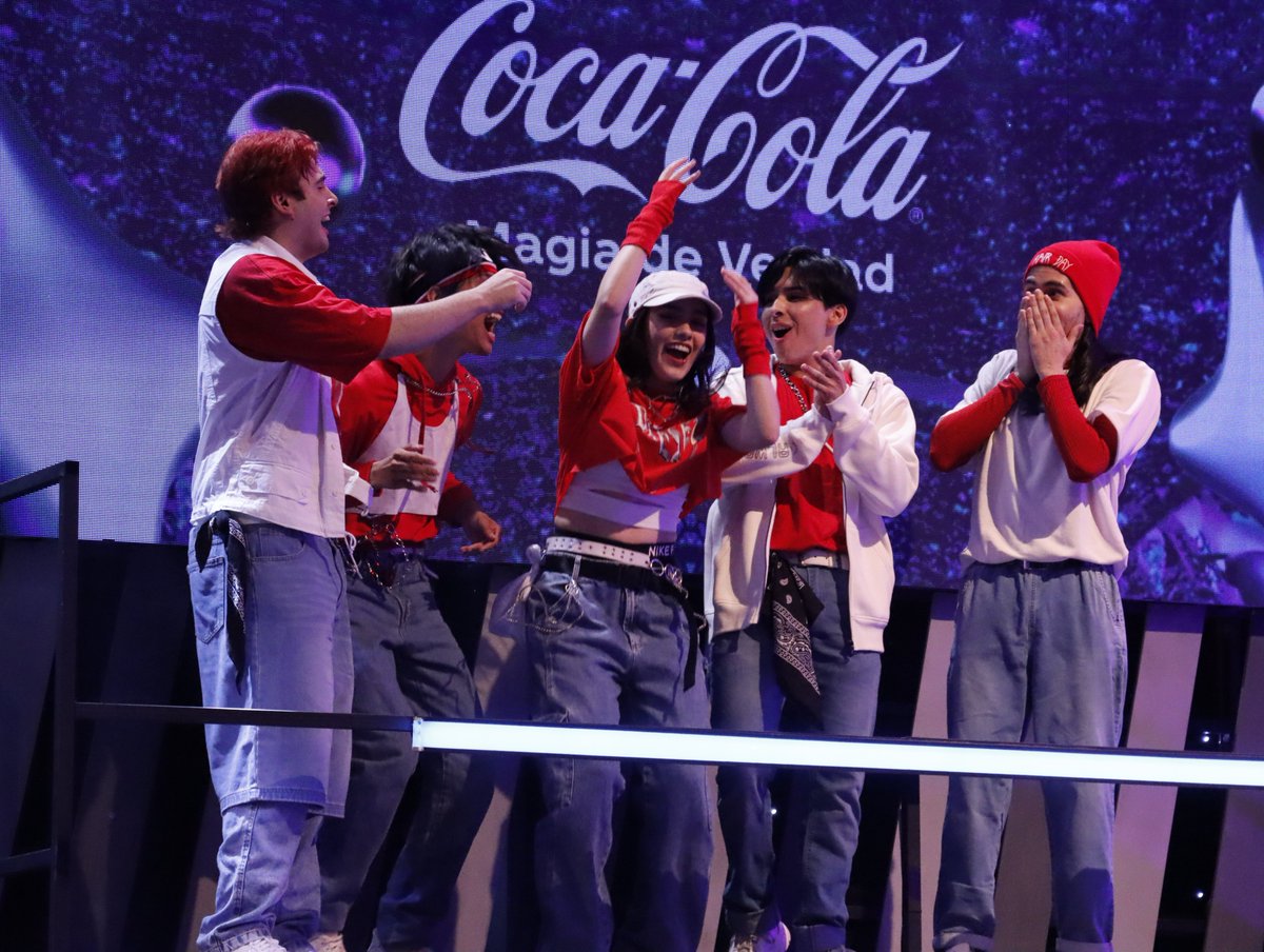 Telefuturo's tweet photo. 🤯 ¡Ha llegado el momento crucial!
👏🏼 Los teams que se preparan para la gran FINAL son... #1VISION y #KLAAS
⚡ #KwaveKpopChallenge @CocaCola_Py https://t.co/U54rcScx31