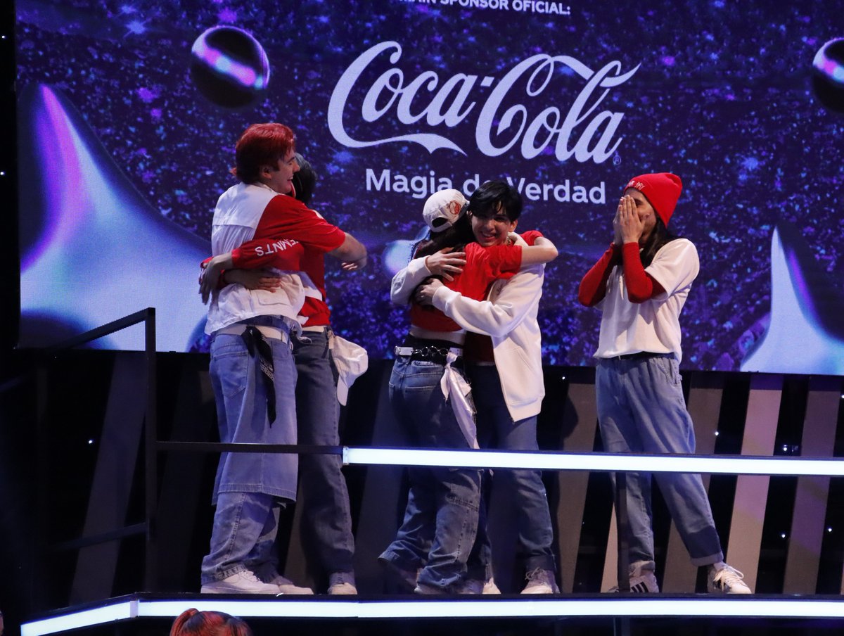 Telefuturo's tweet photo. 🤯 ¡Ha llegado el momento crucial!
👏🏼 Los teams que se preparan para la gran FINAL son... #1VISION y #KLAAS
⚡ #KwaveKpopChallenge @CocaCola_Py https://t.co/U54rcScx31
