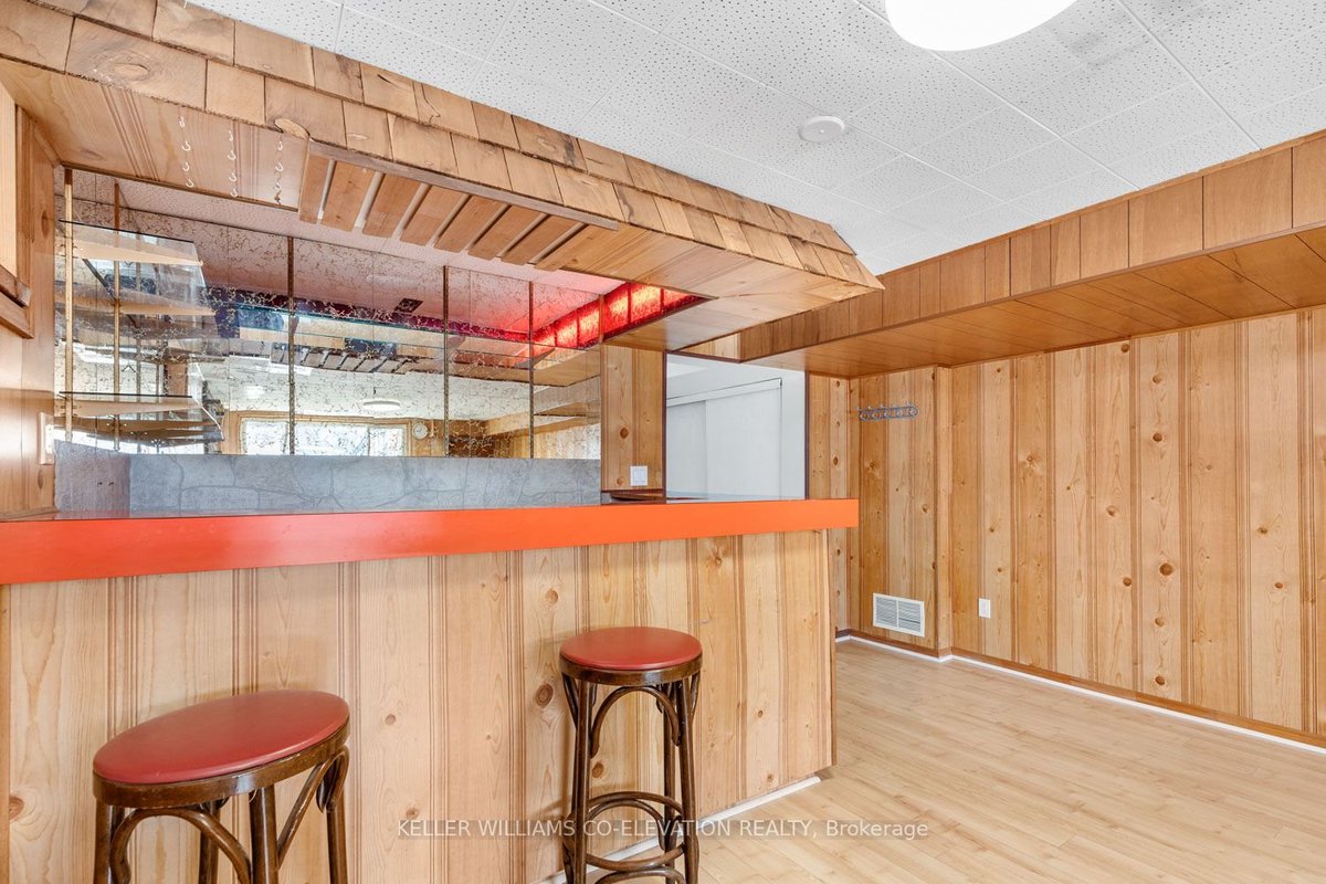 Basement Bar of the Week 🏆
Wood Paneling of the Week 🏆
Dovercourt-Wallace Emerson-Junction