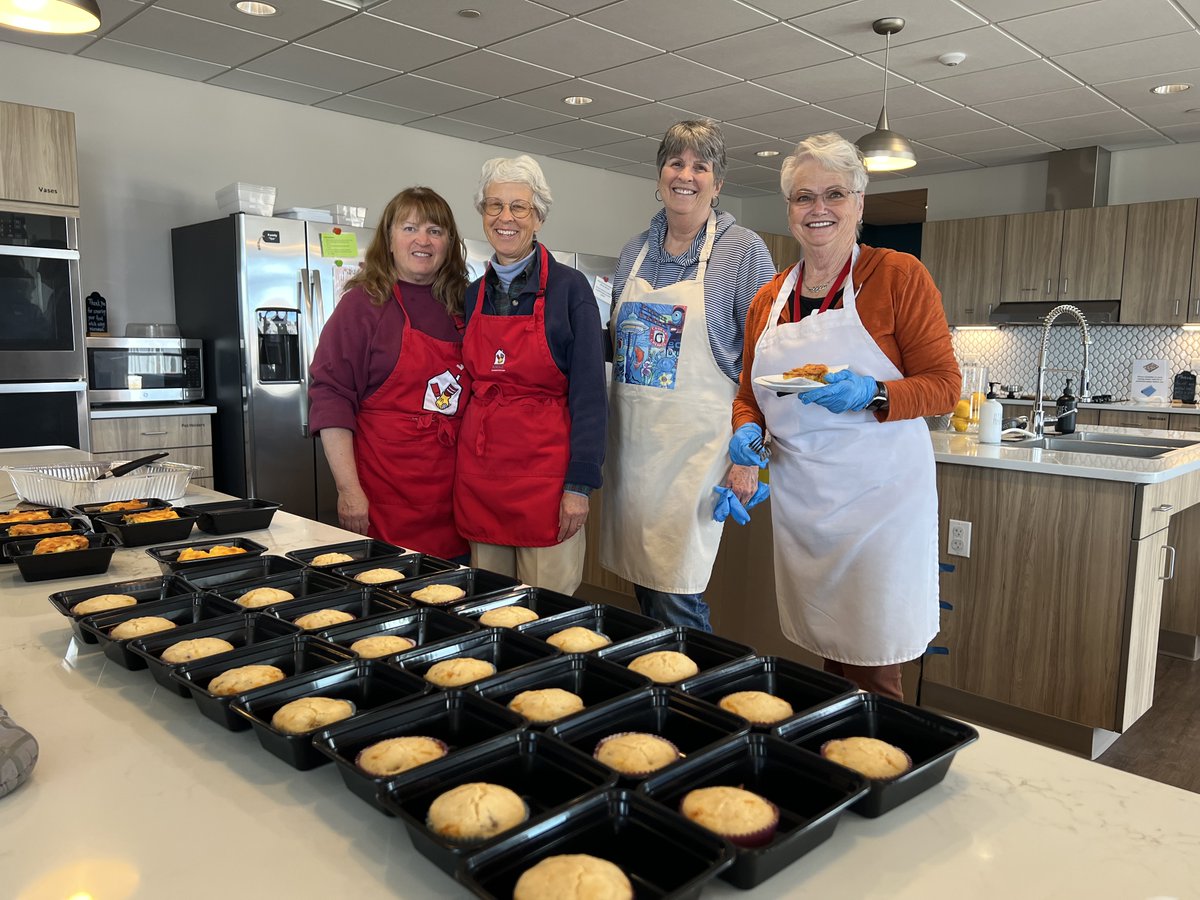 RonMcDHouseCS's tweet photo. Our volunteers have such a huge impact on our families. .Volunteers prepare grab and go meals for those who visit our Family Room in Children's Hospital Colorado. Parents often won't leave their children's bedside but need nourishment. Our Family Room makes a meal possible. https://t.co/XecSfJ6m2l