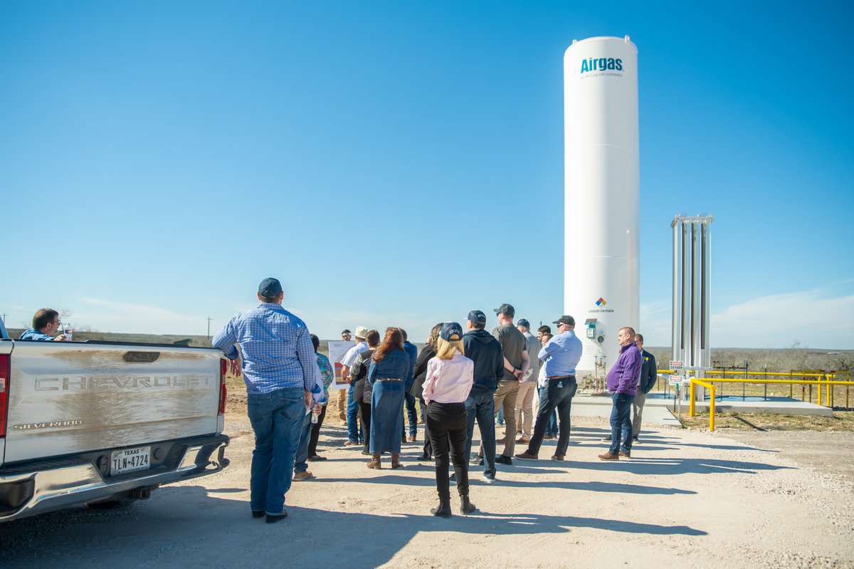 A site tour at our Rosita Project out in the wellfield with our large oxygen tank in the background! This tank delivers oxygen into the wellfield which, along with water, extracts the uranium from the ground. 🧑‍🔬 #uranium #stocks #nuclearenergy #nuclear #energy #cleanenergy…