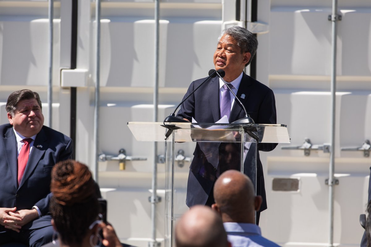 .@GovPritzker joined us in Bolingbrook to present @GW_Electric w/a record high rebate of $2.6 million for the construction of a #Solar & storage project at its global headquarters & manufacturing center - the largest of its kind in a commercial & industrial setting in IL. (1/2)