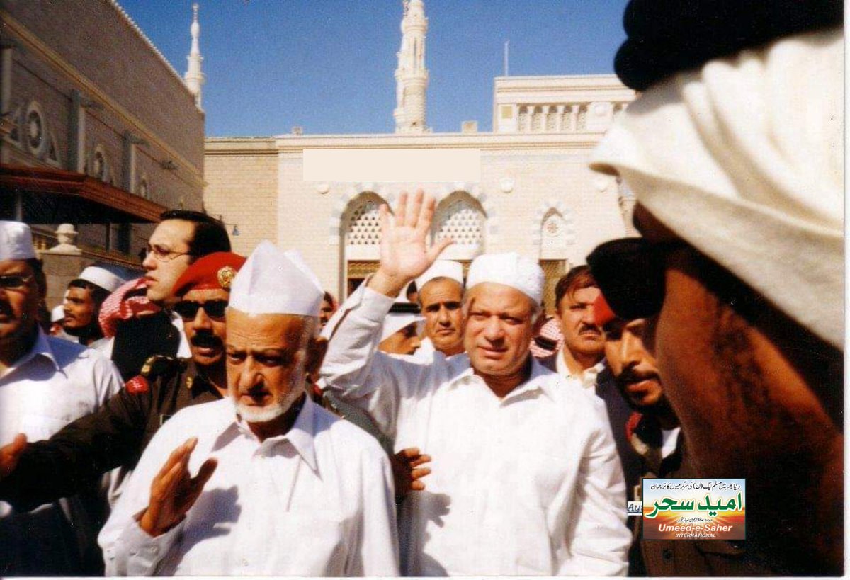 ما شا اللہ قائد محترم میاں محمد نواز شریف اپنے والد محترم کے ساتھ مسجد نبوی شریف میں @MaryamNSharif @NawazSharifMNS @CMShehbaz