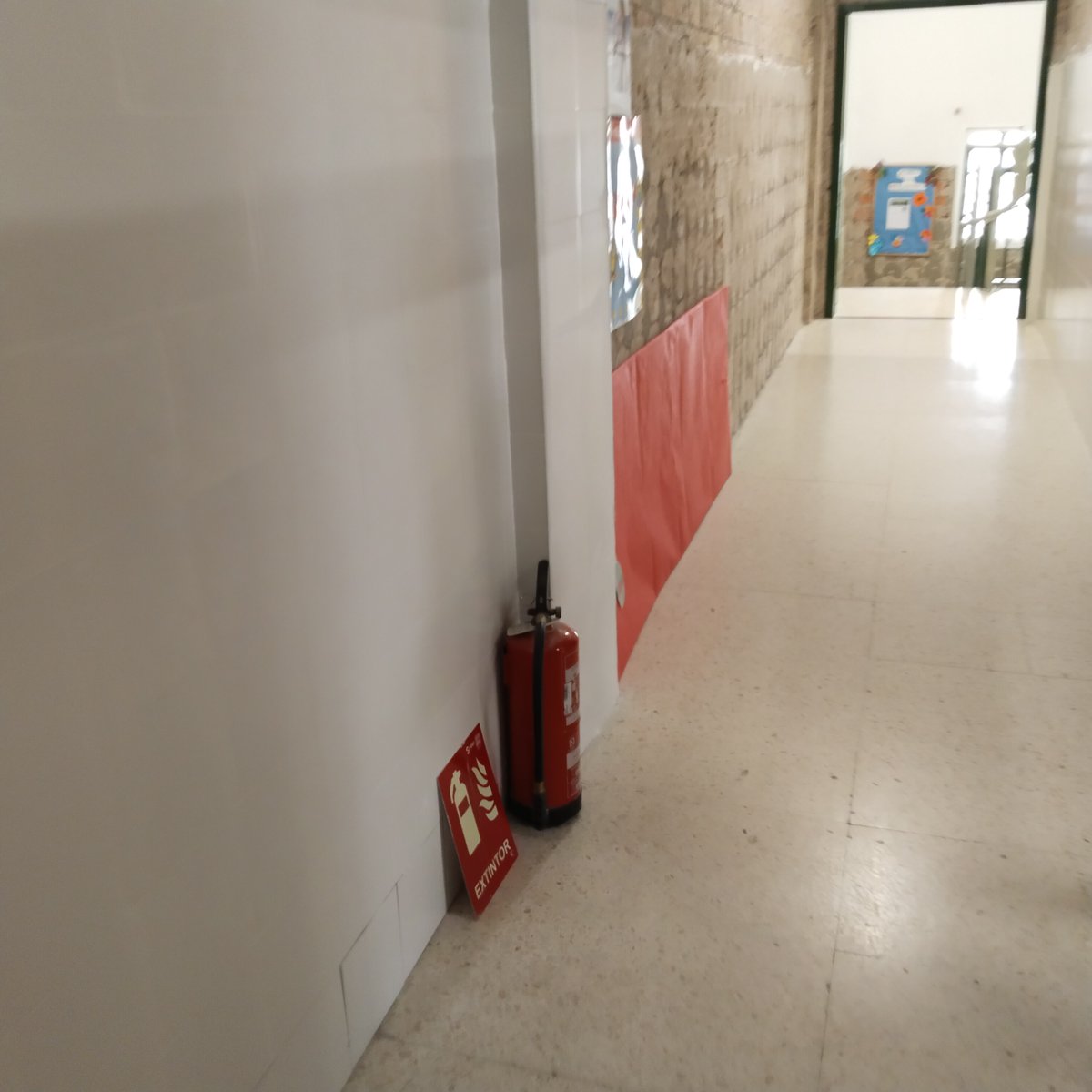 judithtrejo's tweet photo. @MRuizMadruga a título personal y como madre, sigo esperando que en el CEIP Ciudad Jardín #CordobaEsp  coloque los #extintores según la normativa. Prometió en su última visita (hace una semana) que sería su prioridad ante el vergonzoso retraso de las obras del colegio https://t.co/A37YCrJ7ia