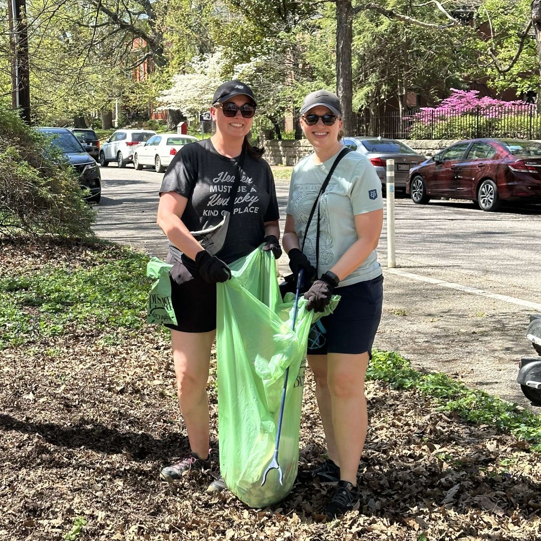 Brightside_'s tweet photo. Thanks to the 54 volunteers who came out to our Sweep &amp; Sip events at @GallantFoxBrew and @OldLouBrew this weekend, including, but not limited to those from @UPS, @JLLouisville, and the OLB Run Club! The heat doesn't stop us from keeping Louisville clean! https://t.co/IdZlYljzLp