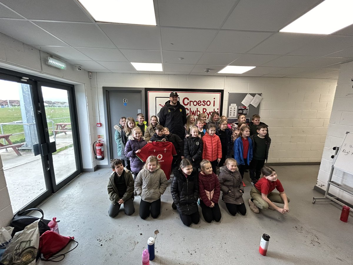 GparryRugby's tweet photo. It was a pleasure to have Wales Under 20s Tighthead Prop @paddynelson6 down @RhylRugbyClub his home club  inspiring the current pupils of @YsgolDewiSant and answer questions about his rugby experiences so far!🔥
Paddy was a former pupil @YsgolDewiSant 🏉✅🔥
Diolch Paddy!🏴󠁧󠁢󠁷󠁬󠁳󠁿 https://t.co/y3fs0tVyts