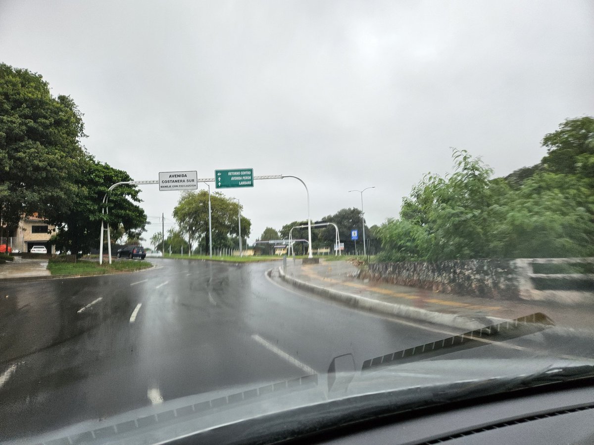 Centenares de automóviles yendo a Itá Enramada y Lambaré a paso de hombre por Pizarro porque el @mopcparaguay no habilita la Costanera Sur. Realmente penoso.