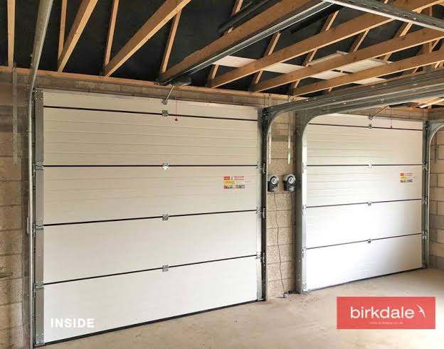 MjengoWorld's tweet photo. TYPES OF HOME GARAGE DOORS 
(All are available Kenya)

Be sure to tell us which ones you'd go for in the comments.

1. Sectional garage doors

• Made using horizontal panels
• Stylish
• Popular in America and Europe
• Heavy steel
• Prices start from about 90k here in Kenya https://t.co/A2HXgJe7me