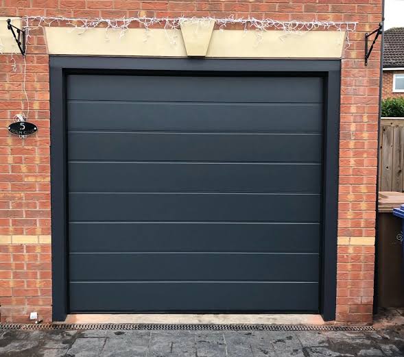 MjengoWorld's tweet photo. TYPES OF HOME GARAGE DOORS 
(All are available Kenya)

Be sure to tell us which ones you'd go for in the comments.

1. Sectional garage doors

• Made using horizontal panels
• Stylish
• Popular in America and Europe
• Heavy steel
• Prices start from about 90k here in Kenya https://t.co/A2HXgJe7me