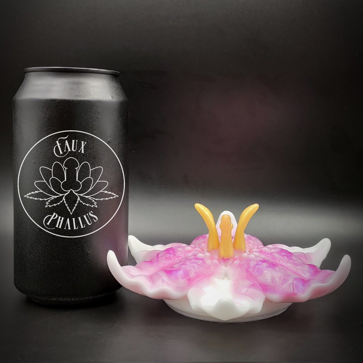 FauxPhallus's tweet photo. It's absolutely glorious, I think I'm in love. 💕🌺 
We'll be making this style of pour, our 'Signature' style for this design.
It'll become an option as soon as we make the Custom Listing live. https://t.co/SCqPyoKjnQ