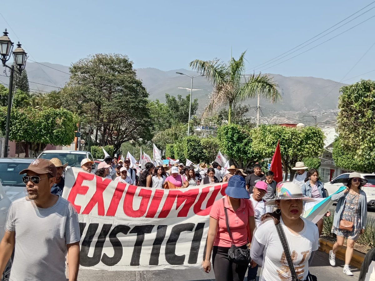 DrBrasilAcosta's tweet photo. La protesta en #Chilpancingo muestra la determinación del antorchismo: ¡Exigimos justicia por Mercedes, Conrado y Vladimir! 

#JusticiaParaMercedesYConrado
@AntorchaOficial @antorchaedomx https://t.co/j8T5vrsafA
