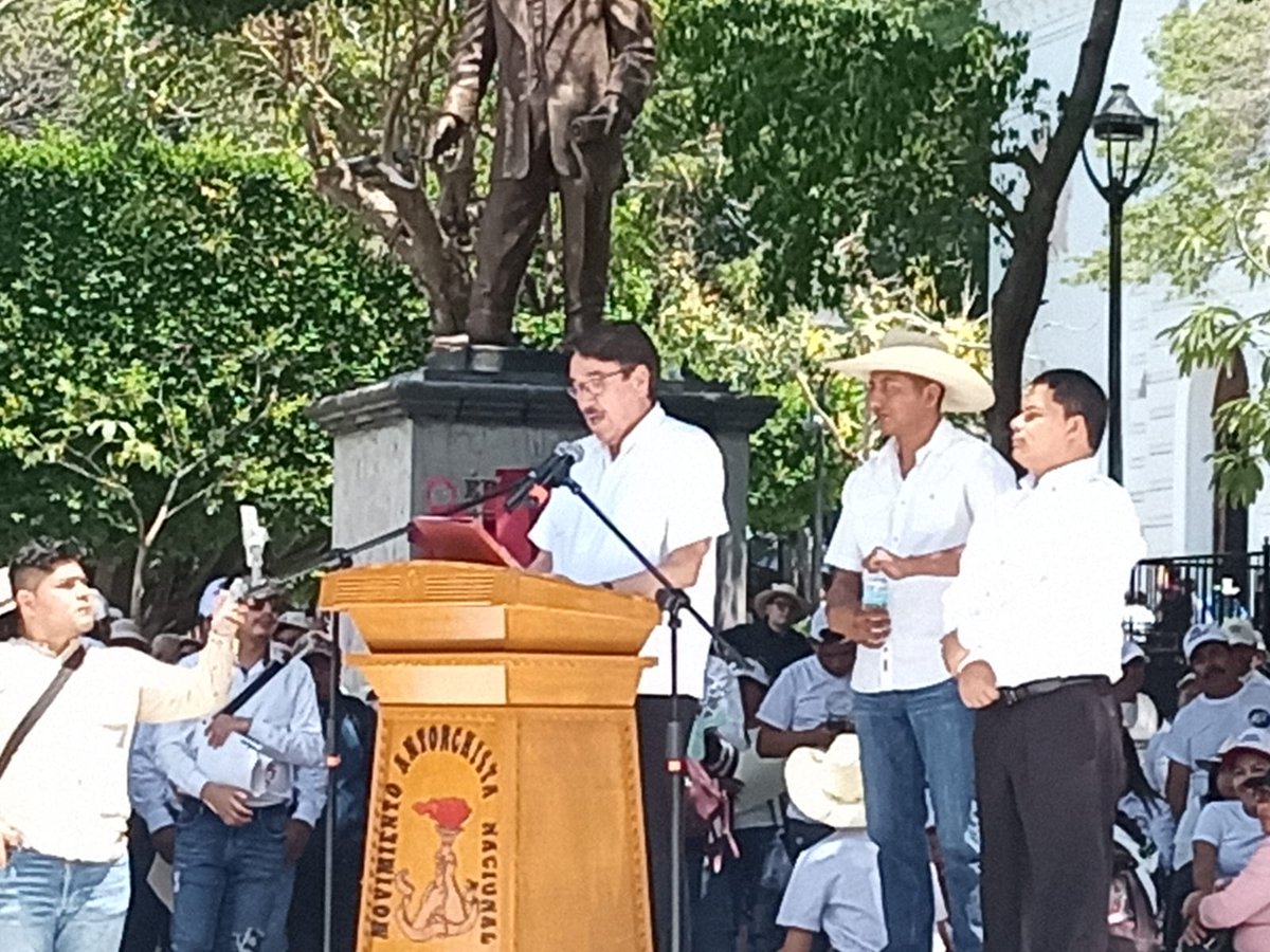 DrBrasilAcosta's tweet photo. La protesta en #Chilpancingo muestra la determinación del antorchismo: ¡Exigimos justicia por Mercedes, Conrado y Vladimir! 

#JusticiaParaMercedesYConrado
@AntorchaOficial @antorchaedomx https://t.co/j8T5vrsafA