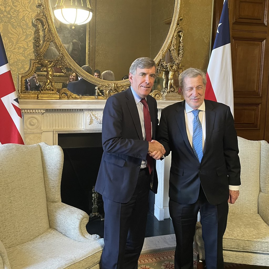 The UK-Chile friendship is underpinned by our shared values. In today’s positive meeting with @AlbertoKlaveren we agreed the importance of continued cooperation on critical minerals and the green transition, and democracy and the rule of law, including our support for Ukraine.