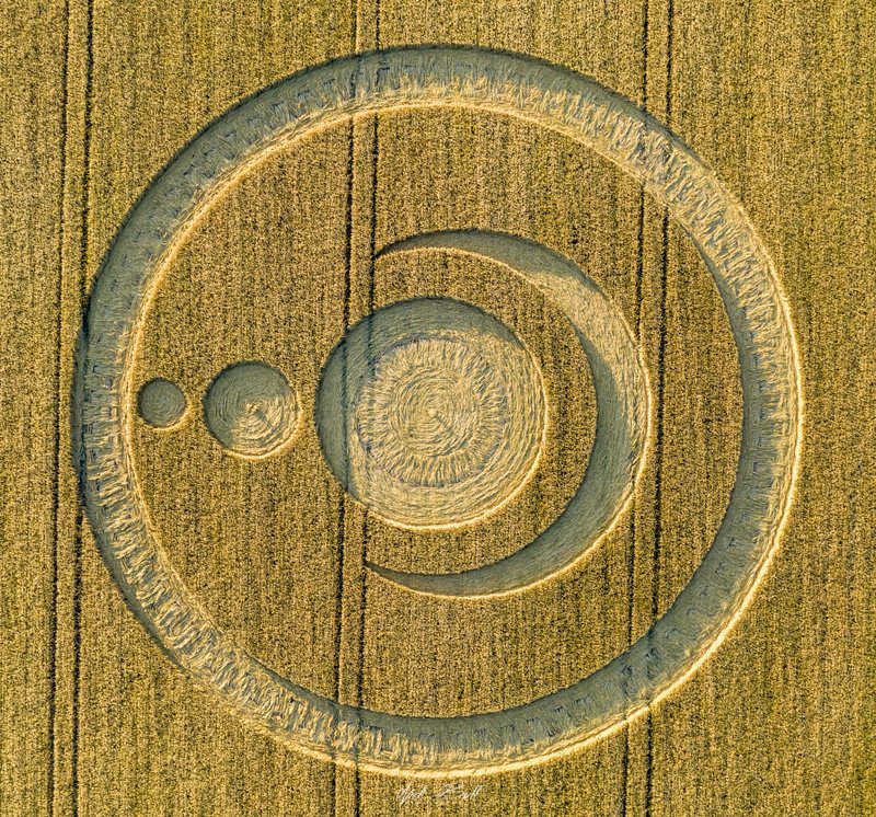 One of two crop circles arriving on the same day

To me this one's giving solar & lunar connections

It has a very intricate woven texture on the outer circle & perfect tufts (standing stalks) in the inner circles

near Cley Hill, Wiltshire UK
more pics below 👀🌾
July 28 2019