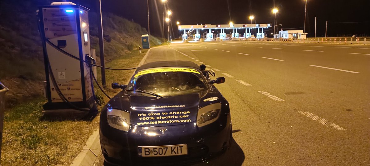 Chargelocator's tweet photo. Entering Serbia I just saw this charger, looking like a 43kW Triple Charger and I activated it with @electromaps RFID token! Charging for free now 🥳
... but regretfully 32A only. So I prefer to continue driving and to go to bed.
#80edays #sleepdeficit https://t.co/lgFVPnC6Ox