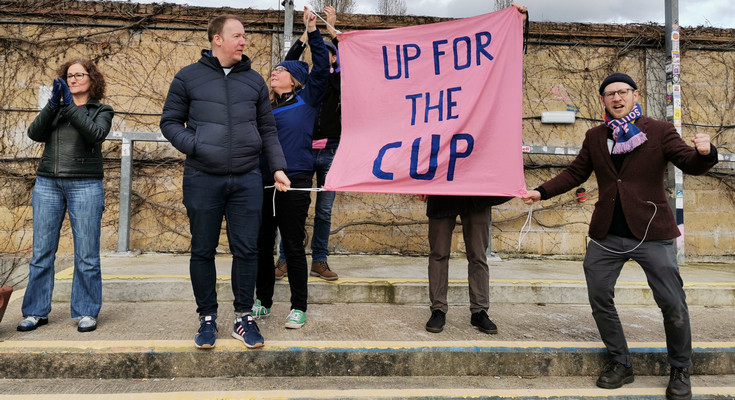 Crowds and banners just keep getting bigger & bigger for @DHFC_W. It's an amazing season and it's not over yet! Yesterday we had nearly 1150 in attendance, what a achievement and who knows what records we smash in the next 5 years. 🌶🩷💙 #dhfc