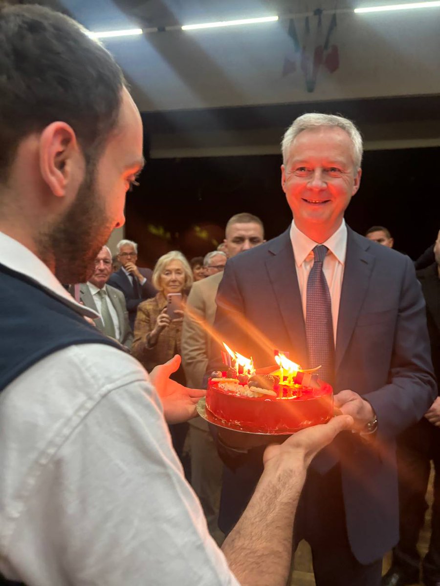 EmilieChandler's tweet photo. C'était ce soir à Magny-en-Vexin !

Nous étions ➕️ de 300 réunis autour de @MarieLebec78 et @BrunoLeMaire.

Depuis 2017, Bruno Le Maire est pleinement engagé dans la majorité, au service des Français et pour une Europe forte ! 🇪🇺 https://t.co/7uwqebSZH2