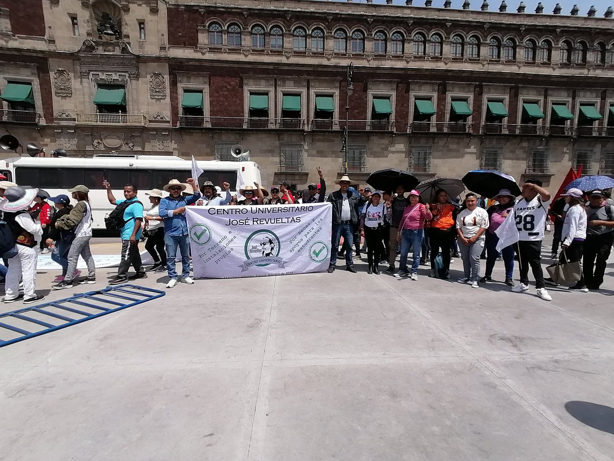 chavitaprepa82's tweet photo. Vamos con la #CNTE a recibir propuestas claras de solución a las problemas educativas del país.
Seguramente Massive Caller @MassiveCaller dirá que fuimos 100 maestros a la marcha. https://t.co/1nnMbNc8vF