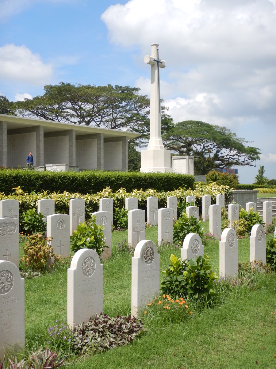 The #AARCStaffRide24 visits Kranji #CWGC where the sacrifice of Australian, British and Commonwealth forces (especially Indian) is made plain. A row of Netherlands East Indies graves also shown. This hill was the rear of the 2/26th Battalion (AIF) defensive position - the scene