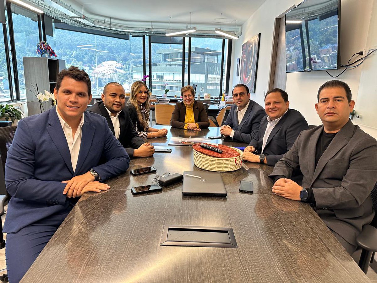 hernanbaqueror's tweet photo. Hoy participé en la mesa técnica convocada por el Presidente @petrogustavo para el corredor de vida.

Junto a las @MintrabajoCol @MinAgricultura @MinAmbienteCo @inst_humboldt @SENAComunica  y nuestra Gobernadora @elviamilenasd @GobdelCesar compartimos visiones para el futuro del Corredor de Vida.  

Expuse nuestro anhelo de establecer el primer Centro Agroindustrial del Departamento del Cesar en nuestro municipio #AgustinCodazzi 

 ¡Juntos construimos el cambio hacia un futuro próspero! 🌱💼
