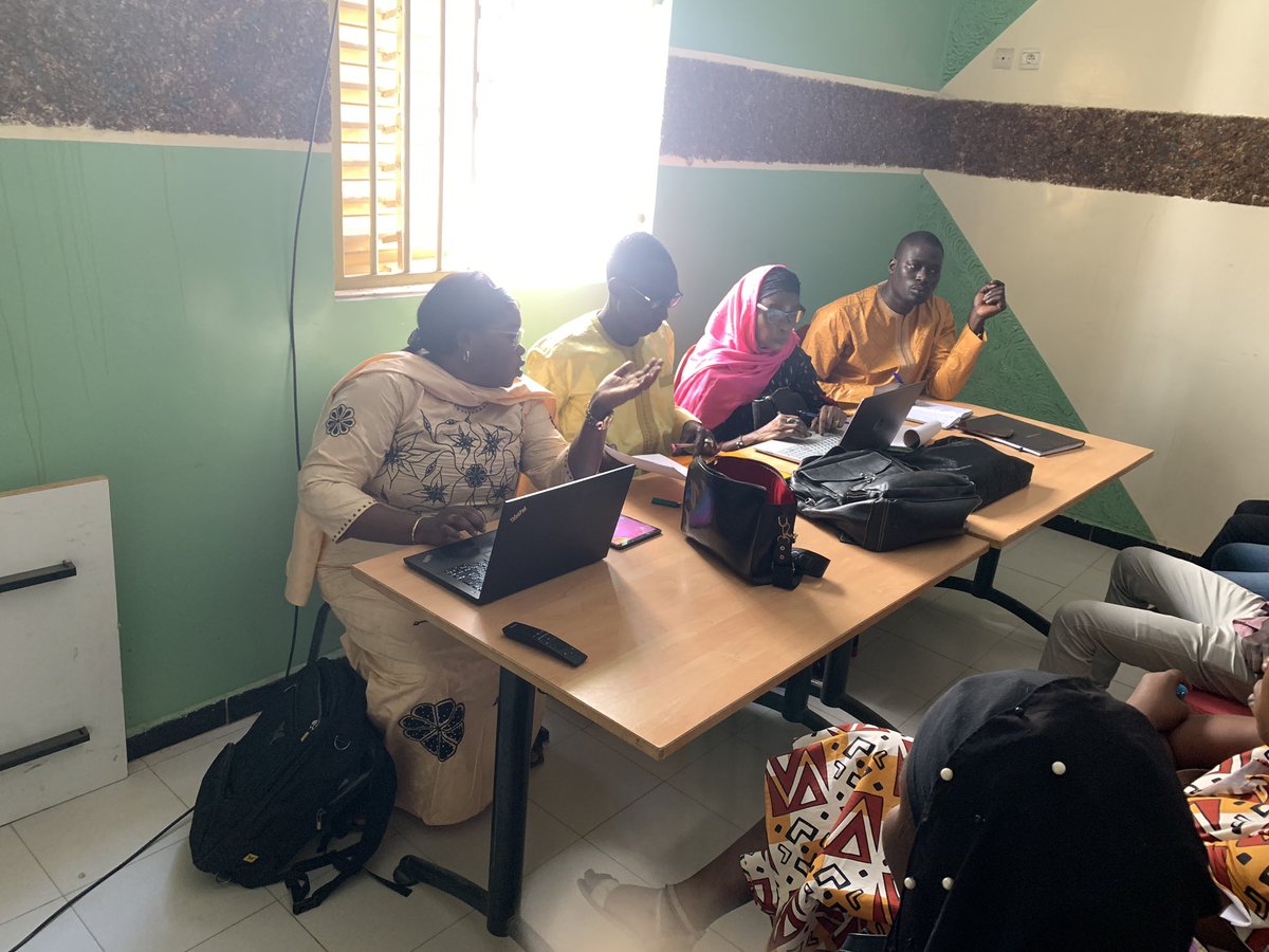 ATHIDFondation's tweet photo. #MONISCO :séance de prise de contact avec la première cohorte de bénéficiaires de la formation de Moniteurs/Monitrices Itinérant-es en Santé Communautaire (MONISCO).
#La_Fondation_ATHIiD toujours plus proches des populations vulnérables https://t.co/coyQZxl0h5