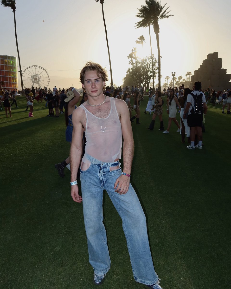 haydroflask's tweet image. felt my prefrontal cortex fully develop at coachella