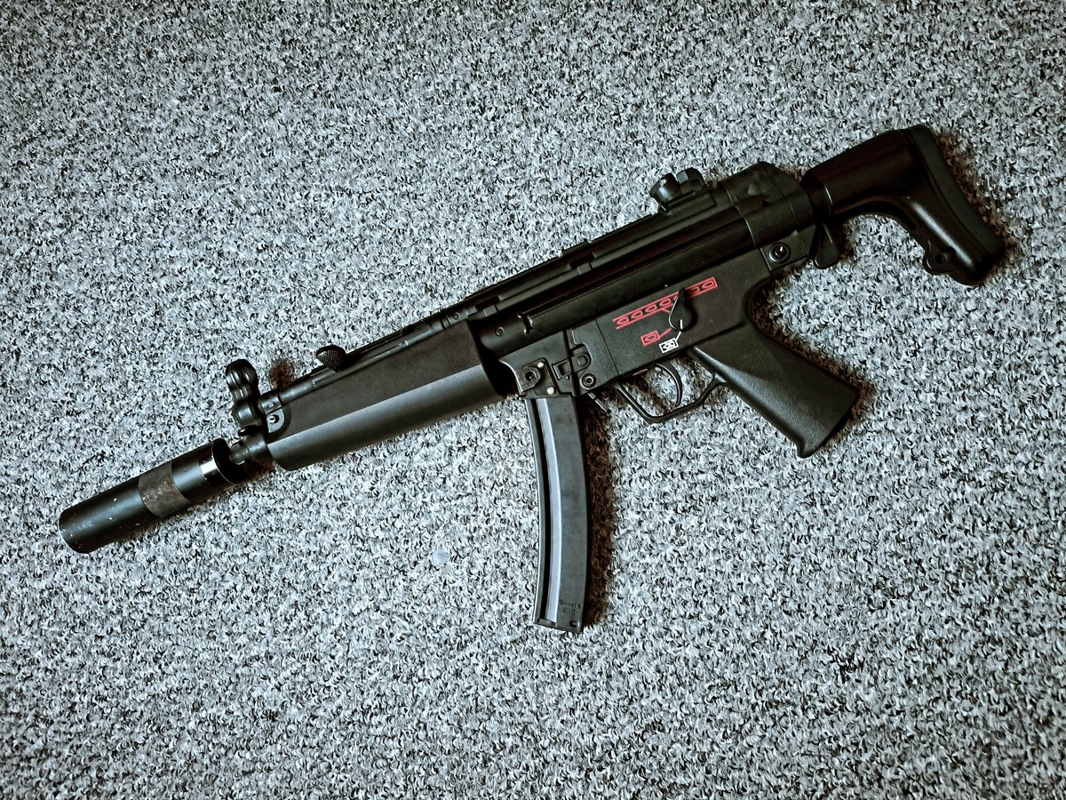 technotiger68's tweet photo. MP5 with a Tokyo Marui Tracer unit looks pretty damn neat tbh.

#airsoft #slapthat #mp5 https://t.co/Yugf9Zabf7