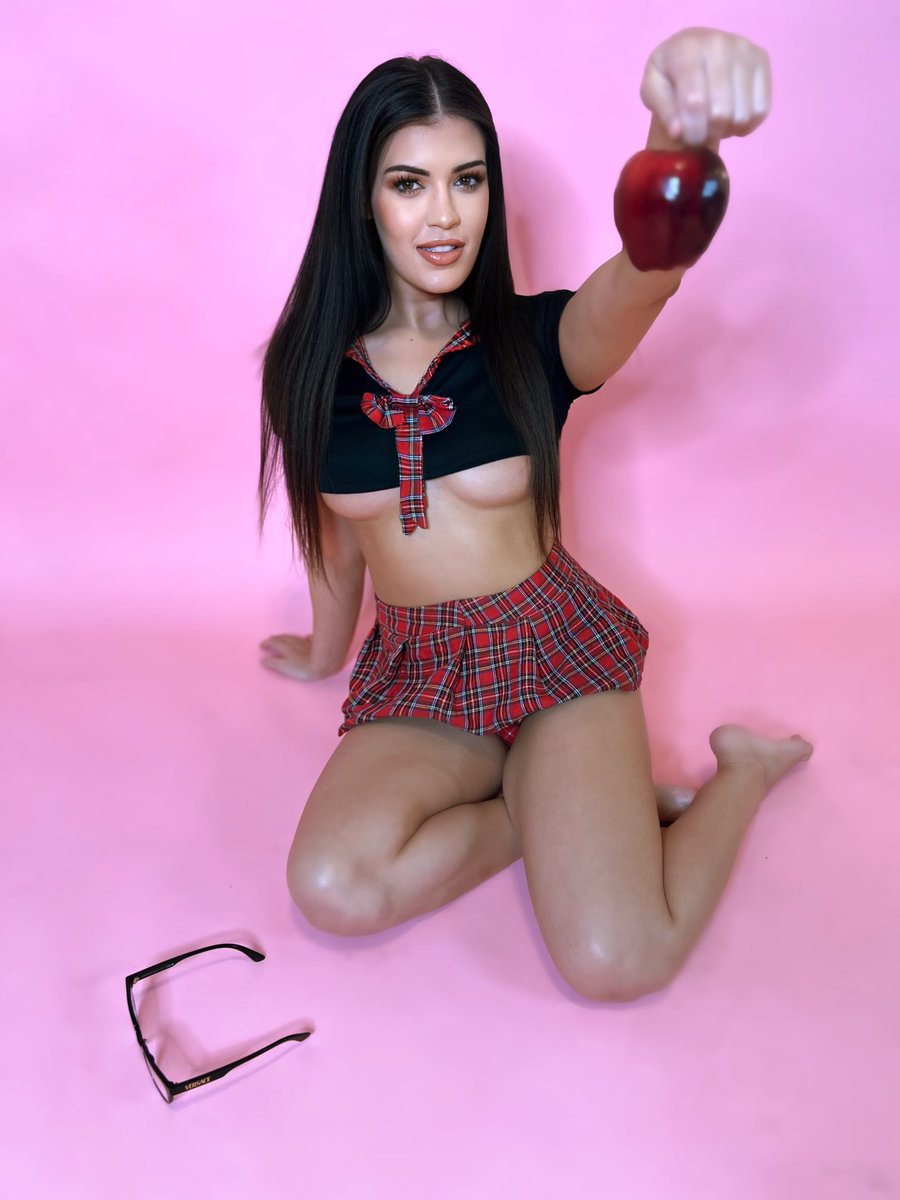 jasminee0121's tweet photo. Catch me in detention 😏💋 https://t.co/uv5y0rUiwj