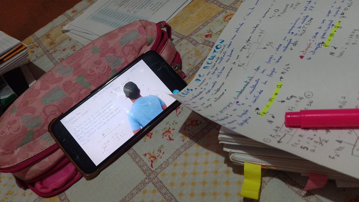 marjoriestudies's tweet image. Pq nós estudantes sem tablet, notebook......