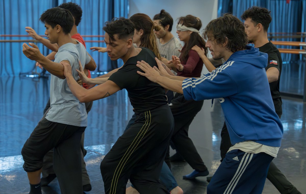 El <a href="/BanchUchile/">Ballet Nacional Chileno</a>, ya está trabajando en su próxima Temporada, junto al coreógrafo Pontus Lidberg, quien presentará su obra en el Teatro <a href="/uchile/">Universidad de Chile</a>, los días 10, 11, 12 16 y 18 de mayo.
Entradas en Ticketplus, boletería del teatro y en el siguiente enlace: bit.ly/49C2MTQ
